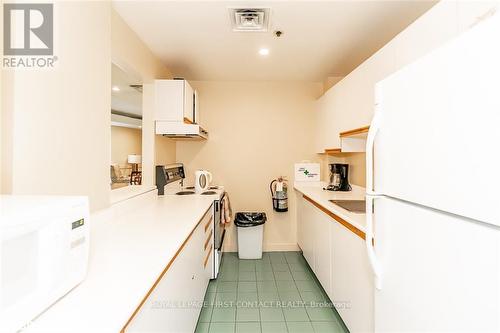 711 - 150 Dunlop Street E, Barrie, ON - Indoor Photo Showing Kitchen