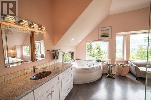 128 Union Street, Nelson, BC - Indoor Photo Showing Bathroom