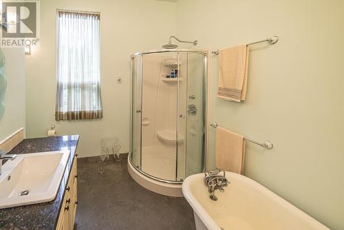 128 Union Street, Nelson, BC - Indoor Photo Showing Bathroom