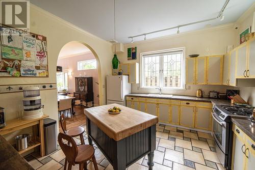 128 Union Street, Nelson, BC - Indoor Photo Showing Kitchen