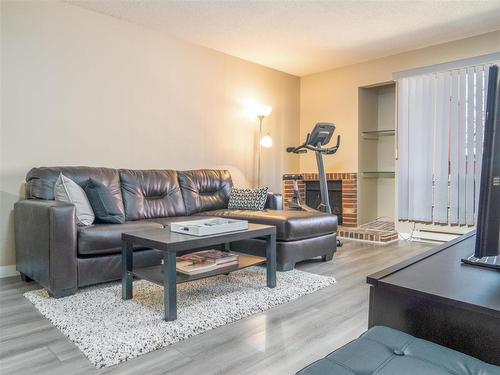 7 407 Oakdale Drive, Winnipeg, MB - Indoor Photo Showing Living Room