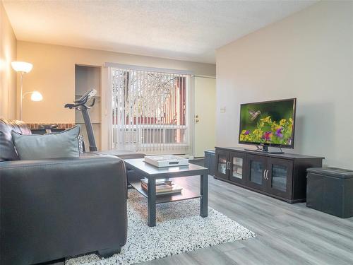 7 407 Oakdale Drive, Winnipeg, MB - Indoor Photo Showing Living Room