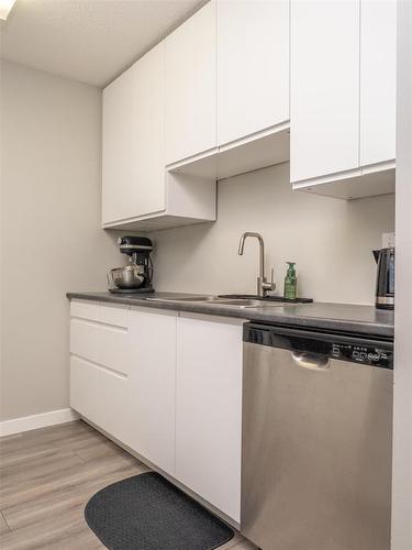 7 407 Oakdale Drive, Winnipeg, MB - Indoor Photo Showing Kitchen