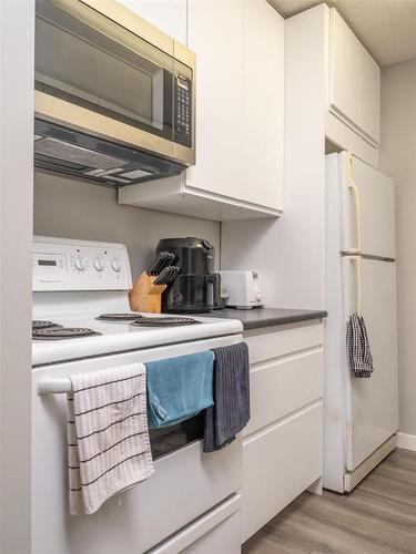 7 407 Oakdale Drive, Winnipeg, MB - Indoor Photo Showing Kitchen