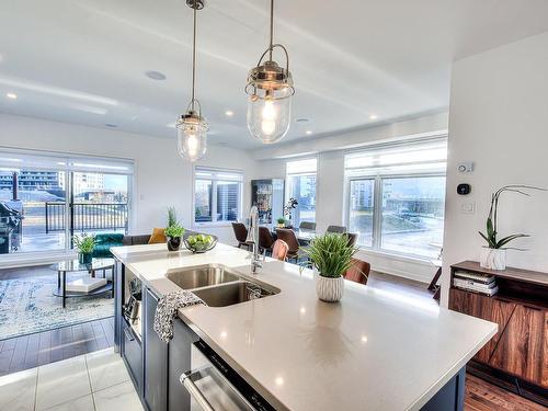 Cuisine - 230 Rue Étienne-Lavoie, Laval (Sainte-Dorothée), QC - Indoor Photo Showing Kitchen With Double Sink With Upgraded Kitchen