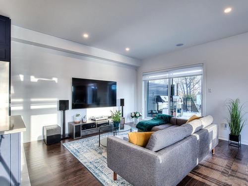 Salon - 230 Rue Étienne-Lavoie, Laval (Sainte-Dorothée), QC - Indoor Photo Showing Living Room