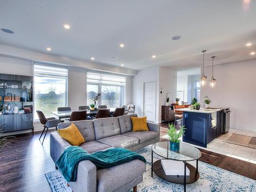 Salon - 230 Rue Étienne-Lavoie, Laval (Sainte-Dorothée), QC - Indoor Photo Showing Living Room