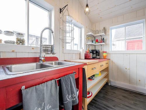 Kitchen - 2548 Route 199, Les Îles-De-La-Madeleine, QC - Indoor Photo Showing Kitchen With Double Sink