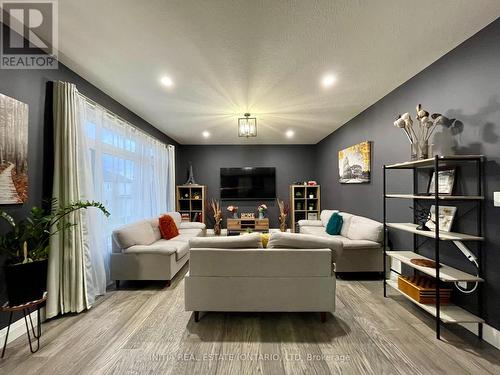 20 Basil Crescent, Middlesex Centre (Ilderton), ON - Indoor Photo Showing Living Room