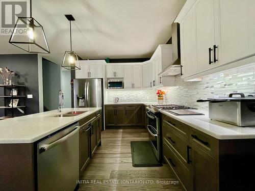 20 Basil Crescent, Middlesex Centre (Ilderton), ON - Indoor Photo Showing Kitchen With Double Sink With Upgraded Kitchen