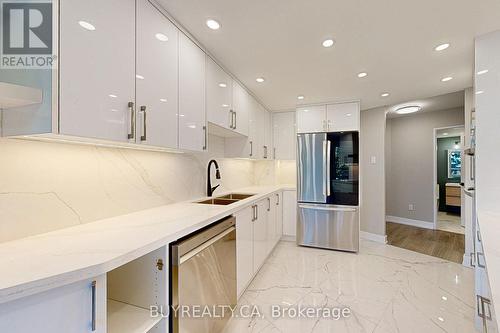 218 - 7905 Bayview Avenue, Markham, ON - Indoor Photo Showing Kitchen With Stainless Steel Kitchen With Double Sink With Upgraded Kitchen