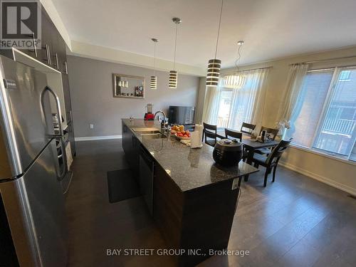 305 Squire Crescent, Oakville, ON - Indoor Photo Showing Kitchen With Double Sink With Upgraded Kitchen