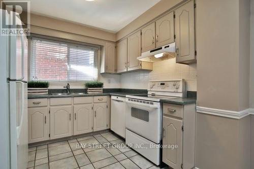 1511 Kenilworth Crescent, Oakville, ON - Indoor Photo Showing Kitchen With Double Sink