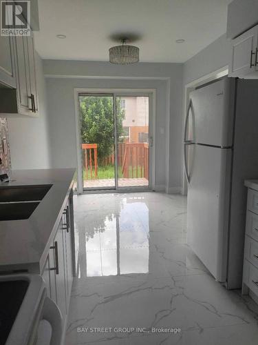 6056 Coxswain Crescent, Mississauga, ON - Indoor Photo Showing Kitchen With Double Sink