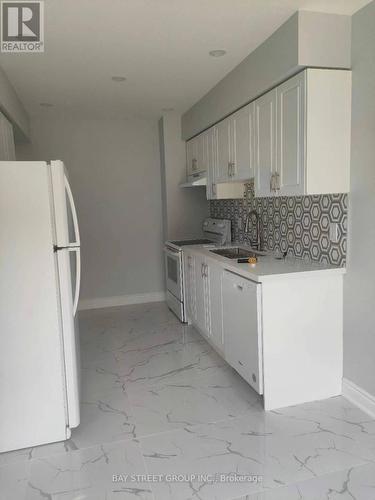 6056 Coxswain Crescent, Mississauga, ON - Indoor Photo Showing Kitchen