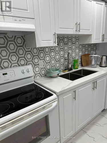 6056 Coxswain Crescent, Mississauga, ON - Indoor Photo Showing Kitchen With Double Sink