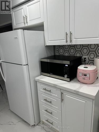 6056 Coxswain Crescent, Mississauga, ON - Indoor Photo Showing Kitchen