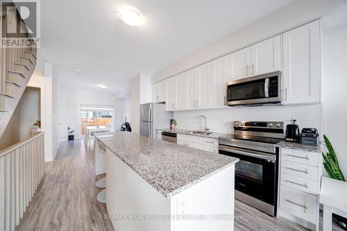 1691 Pleasure Valley Path, Oshawa, ON - Indoor Photo Showing Kitchen With Upgraded Kitchen