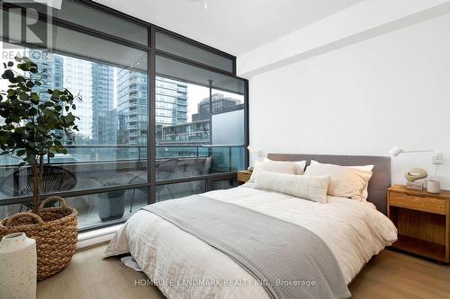 505 - 18 Yorkville Avenue, Toronto, ON - Indoor Photo Showing Bedroom