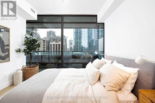 505 - 18 Yorkville Avenue, Toronto, ON - Indoor Photo Showing Bedroom