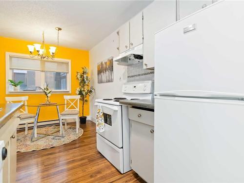 203-909 Pembroke St, Victoria, BC - Indoor Photo Showing Kitchen