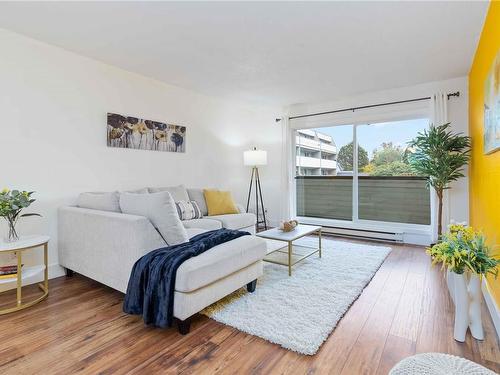 203-909 Pembroke St, Victoria, BC - Indoor Photo Showing Living Room