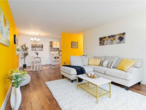 203-909 Pembroke St, Victoria, BC - Indoor Photo Showing Living Room