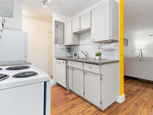 203-909 Pembroke St, Victoria, BC - Indoor Photo Showing Kitchen