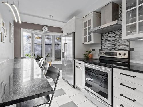 Cuisine - 3025 Rue Matis, Montréal (Saint-Laurent), QC - Indoor Photo Showing Kitchen With Upgraded Kitchen