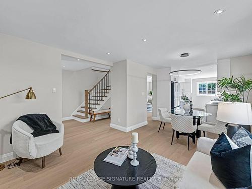 6962 Harris Rd, Mississauga, ON - Indoor Photo Showing Living Room