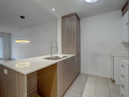 Cuisine - 302-131 Ch. Bates, Mont-Royal, QC - Indoor Photo Showing Kitchen With Double Sink