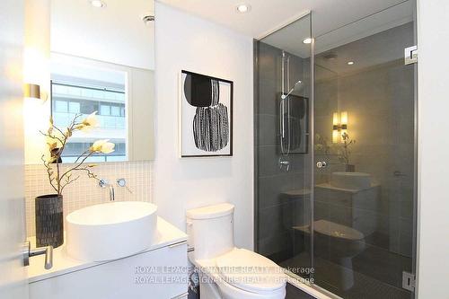 303-185 Roehampton Ave, Toronto, ON - Indoor Photo Showing Bathroom