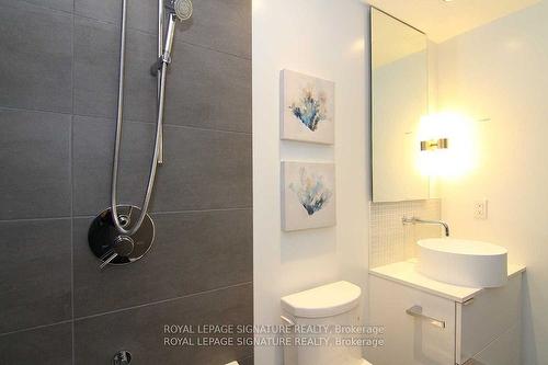 303-185 Roehampton Ave, Toronto, ON - Indoor Photo Showing Bathroom