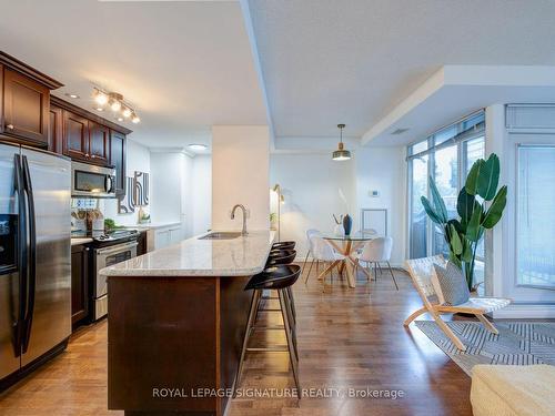 425-900 Mount Pleasant Rd, Toronto, ON - Indoor Photo Showing Kitchen