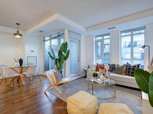 425-900 Mount Pleasant Rd, Toronto, ON - Indoor Photo Showing Living Room