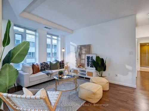 425-900 Mount Pleasant Rd, Toronto, ON - Indoor Photo Showing Living Room