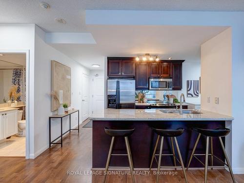 425-900 Mount Pleasant Rd, Toronto, ON - Indoor Photo Showing Kitchen