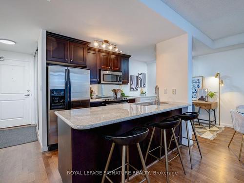 425-900 Mount Pleasant Rd, Toronto, ON - Indoor Photo Showing Kitchen