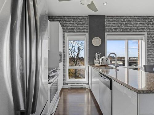 Cuisine - 405-126 Boul. Hymus, Pointe-Claire, QC - Indoor Photo Showing Kitchen With Upgraded Kitchen