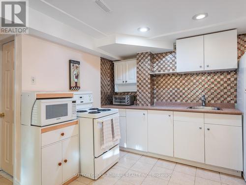 51 Houseman Crescent, Richmond Hill, ON - Indoor Photo Showing Kitchen