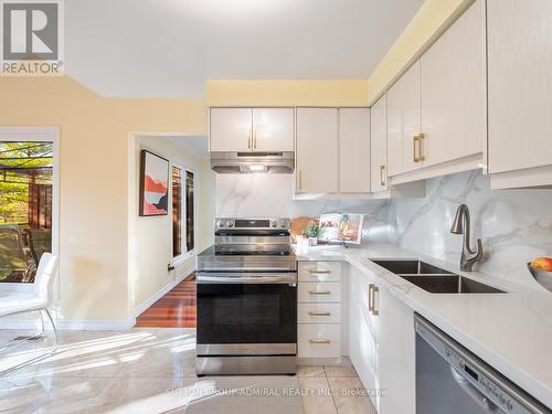 51 Houseman Crescent, Richmond Hill, ON - Indoor Photo Showing Kitchen With Double Sink