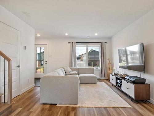 Living room - 23 Rue Robert-Laplante, Sainte-Catherine-De-La-Jacques-Cartier, QC - Indoor Photo Showing Living Room