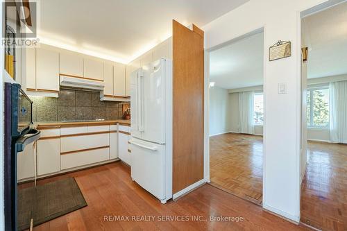 24 Grassington Court, Brampton, ON - Indoor Photo Showing Kitchen