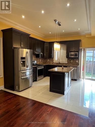 3056 Mcnaughton Avenue E, Mississauga, ON - Indoor Photo Showing Kitchen With Upgraded Kitchen