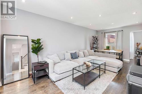 7394 Cloverleaf Court, Mississauga, ON - Indoor Photo Showing Living Room