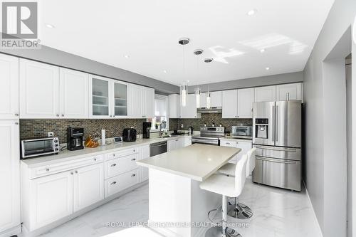 7394 Cloverleaf Court, Mississauga, ON - Indoor Photo Showing Kitchen With Upgraded Kitchen