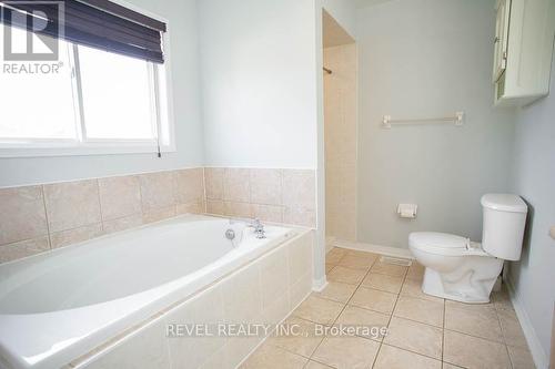 38 Lovell Crescent, Brantford, ON - Indoor Photo Showing Bathroom