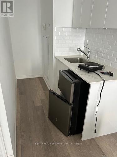 211 - 560 North Service Road, Grimsby, ON - Indoor Photo Showing Kitchen