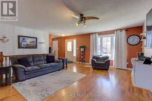 44 Geddes Street W, Minto, ON - Indoor Photo Showing Living Room