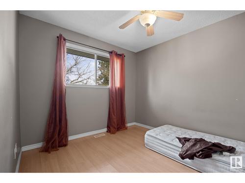 7912 44 Av Nw Nw, Edmonton, AB - Indoor Photo Showing Bedroom